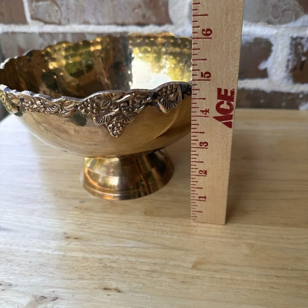 Vintage‎ Centerpiece Yellow Brass Metal Bowl 8 Inch Grapes Leaves Edges Fruit